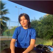 Profesora de biología reparte clases